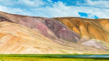 Tacikistan 'da Pamir' de Bulunkul Gölü 'nün güzel manzarası