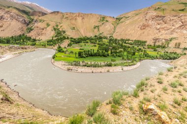 Wachan Koridoru boyunca Pamir, Afganistan ve Panj Nehri 'nin güzel manzarası