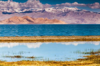 Tacikistan, Pamir 'deki Karakul gölünün güzel manzarası