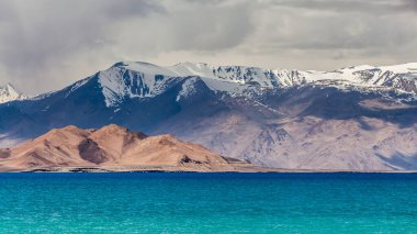 Tacikistan, Pamir 'deki Karakul gölünün güzel manzarası