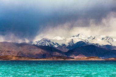 Tacikistan, Pamir 'deki Karakul gölünün güzel manzarası