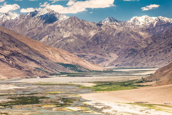 Wachan Koridoru boyunca Pamir, Afganistan ve Panj Nehri 'nin güzel manzarası