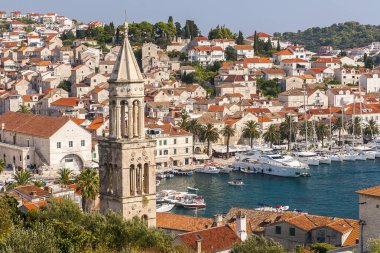 Hırvatistan 'ın Hvar adasındaki Hvar kasabasının güzel manzarası Eylül 2016' da Hvar 'da.