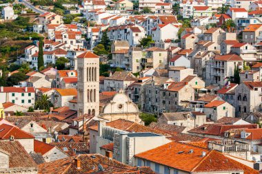 Hırvatistan 'ın Hvar adasındaki Hvar kasabasının güzel manzarası Eylül 2016' da Hvar 'da.
