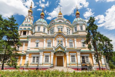 ALMATY, KAZAKHSTAN - CIRCA JUNE 2017: Zenkov Katedrali olarak da bilinen Yükseliş Katedrali, Almaty 'deki Panfilov Parkı' nda Haziran 2017 civarında yer alan bir Rus Ortodoks katedrali..