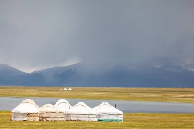 Song Kul - Kırgızistan 'ın Tian Shan Dağları' ndaki yüksek alp gölü