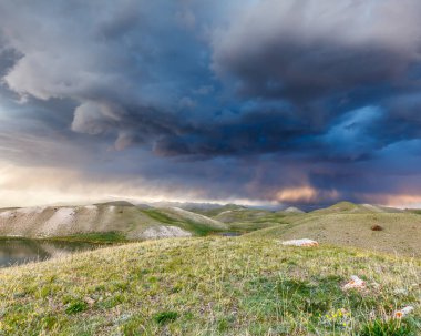 Kırgızistan 'da fırtınada Tulpar Kul Gölü' nün güzel manzarası