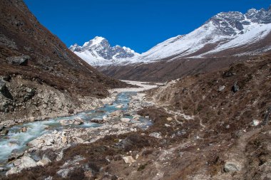 PHERICHE, NEPAL - CIRCA ECTOBER 2013: Pheriche 'de Ekim 2013 dolaylarında Himalayalar' ın (Awi Peak) manzarası.