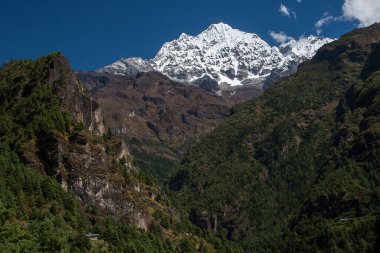 CHHEPLUNG, NEPAL - CIRCA ECTOBER 2013: Chheplung 'dan Namche Bazar' a Ekim 2013 'te Chheplung' da Himalayalar 'a bakış.
