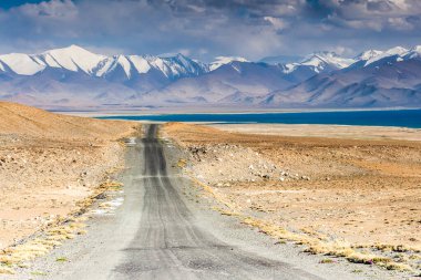 Tacikistan, Pamir 'deki Karakul gölünün güzel manzarası