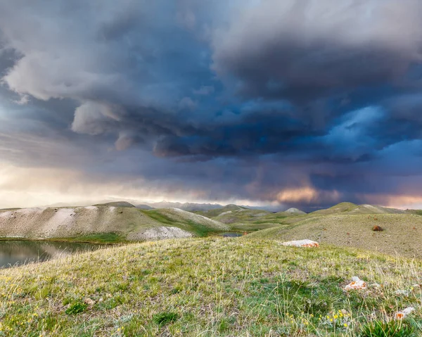 Kırgızistan 'da fırtınada Tulpar Kul Gölü' nün güzel manzarası