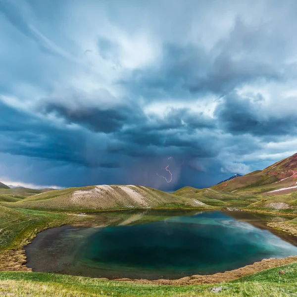 Bela Vista Lago Tulpar Kul Quirguistão Durante Tempestade — Fotografia de Stock