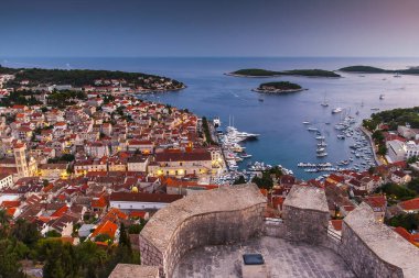 Hırvatistan 'ın Hvar adasındaki Hvar kasabasının güzel manzarası.