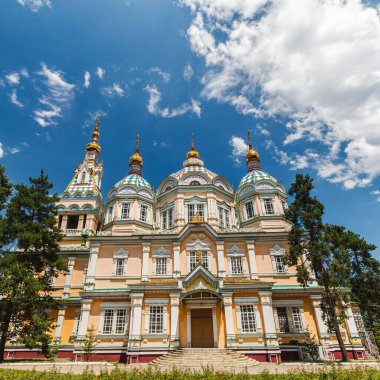 ALMATY, KAZAKHSTAN - CIRCA JUNE 2017: Zenkov Katedrali olarak da bilinen Yükseliş Katedrali, Almaty 'deki Panfilov Parkı' nda Haziran 2017 civarında yer alan bir Rus Ortodoks katedrali..