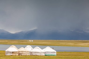 Song Kul - Kırgızistan 'ın Tian Shan Dağları' ndaki yüksek alp gölü