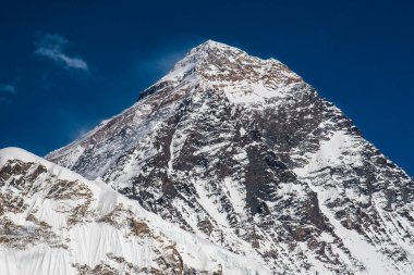KALA PATTHAR, NEPAL - CIRCA ECTOBER 2013: Ekim 2013 'te Kala Patthar' dan Everest 'e bakış.