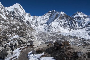GORAKSHEP, NEPAL - CIRCA ECTOBER 2013: Gorakshep 'de Ekim 2013' te Everest Ana Kampı 'na giden yolun dışındaki Himalayalar' ın (Lingtren, Khumbutse) manzarası