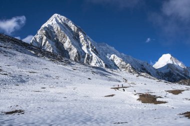 KALA PATTHAR, NEPAL - CIRCA ECTOBER 2013: Kala Patthar 'dan Pumori' nin görünümü Ekim 2013 'te Kala Patthar' da.