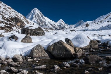GORAKSHEP, NEPAL - CIRCA ECTOBER 2013: Gorakshep 'in Ekim 2013 tarihli Pumori, Lingtren ve Khumbutse manzarası.