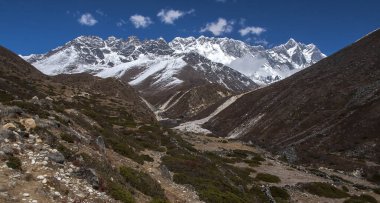 SOMARE, NEPAL - CIRCA ECTOBER 2013: Somare circa Ekim 2013 'te Somare' den Himalayaların (sağda Lhotse) görüntüsü