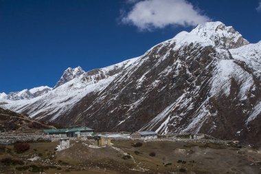 MACHHERMO, NEPAL - CIRCA ECTOBER 2013: Machhermo köylerinden Himalayaların manzarası Ekim 2013 'te Machhermo' da.