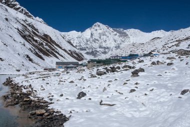 GOKYO, NEPAL - CIRCA ECTOBER 2013: Cho Oyu ve Gokyo köyünün manzarası Ekim 2013 dolaylarında Gokyo 'da.