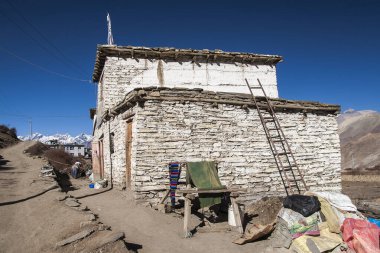 MUKTINATH, NEPAL - CIRCA NOVEMBER 2013: Muktinath 'da Kasım 2013 dolaylarında tipik köy binaları.