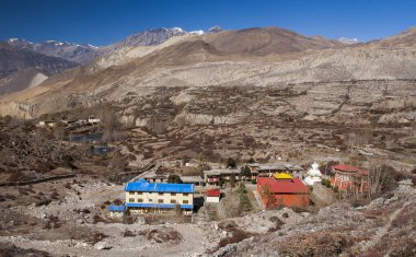 MUKTINATH, NEPAL - CIRCA NOVEMBER 2013: Muktinath köyü civarında Kasım 2013 'te.
