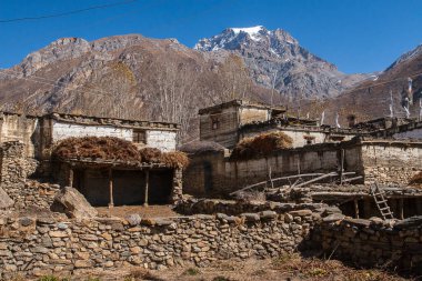 PURANG, NEPAL - CIRCA NOVEMBER 2013: Kasım 2013 'te Purang' da Muktinath çevresindeki Purang köyünün manzarası.