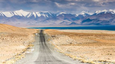 Tacikistan, Pamir 'deki Karakul gölünün güzel manzarası