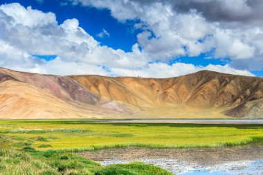 Tacikistan 'da Pamir' de Bulunkul Gölü 'nün güzel manzarası
