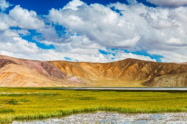 Tacikistan 'da Pamir' de Bulunkul Gölü 'nün güzel manzarası