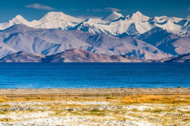 Tacikistan, Pamir 'deki Karakul gölünün güzel manzarası