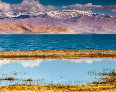 Tacikistan, Pamir 'deki Karakul gölünün güzel manzarası