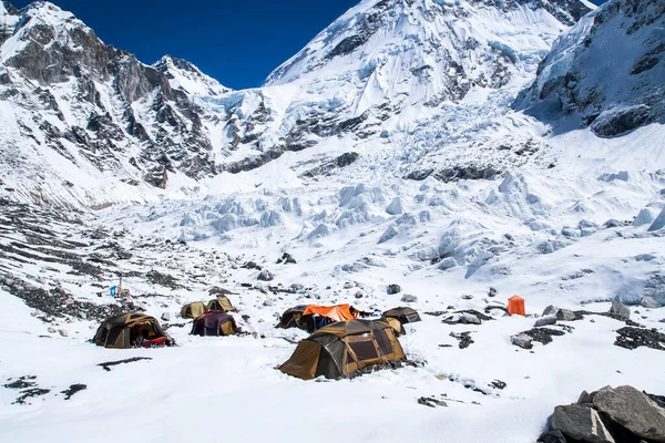 Everest Merkez Kampı, NEPAL - CIRCA ECTOBER 2013: Everest Merkez Kampı 'ndaki sefer Ekim 2013 dolaylarında Everest Ana Kampı' nda gerçekleşti..