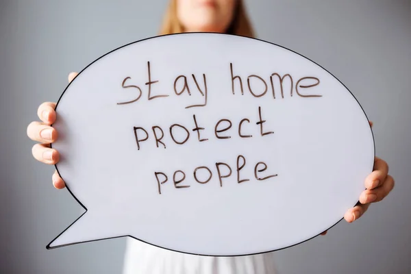 Vista da vicino della bolla vocale con testo rimanere a casa, proteggere le persone . — Foto Stock