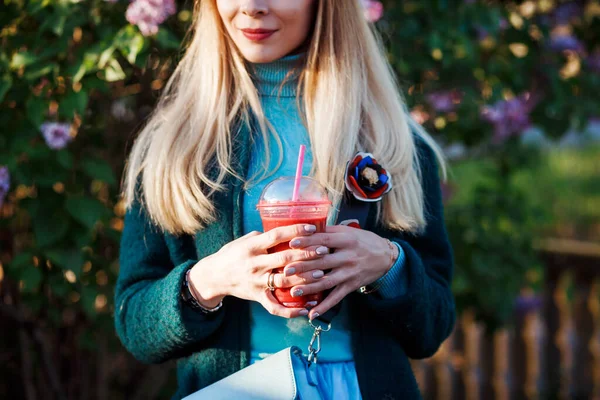 Nahsicht auf den Smoothie mit Früchten und Beeren, Cocktail in den Händen der Frauen. — Stockfoto