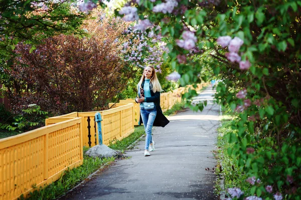 Attractive student girl is spending time in the countryside. — Stock Photo, Image