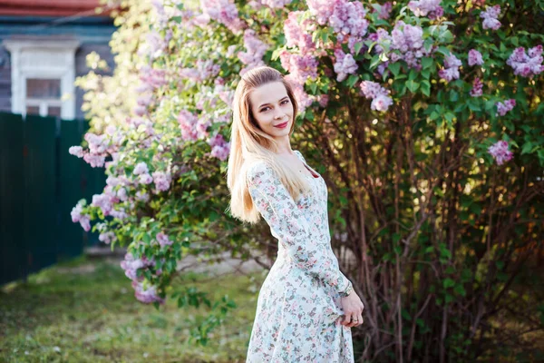 Liebenswerte Frau mit glücklichem Lächeln blickt in die Kamera. — Stockfoto