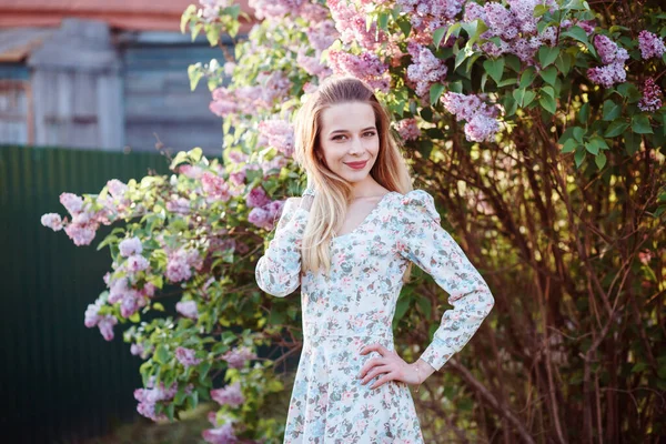 Die lächelnde Kaukasierin verbringt ihre Zeit im Freien auf dem Land. Frühlingszeit. — Stockfoto