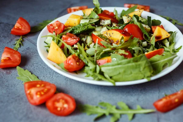 Insalata vegetariana fresca e deliziosa mde di ruccola, nettarina, pomodorini, spinaci, semi di chia . — Foto Stock