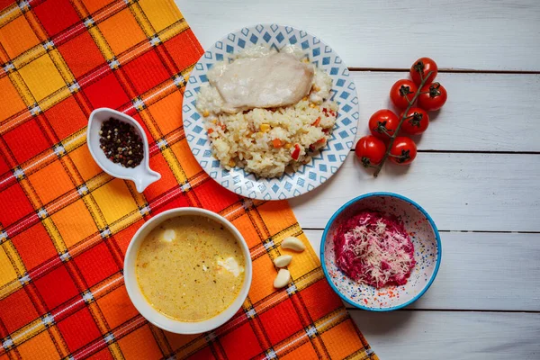 Lezzetli ve lezzetli yemek takımı. Yemek teslimatı örneği. — Stok fotoğraf