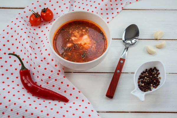 Вкусный томатный суп со сметаной на обед на белом деревянном столе . — стоковое фото