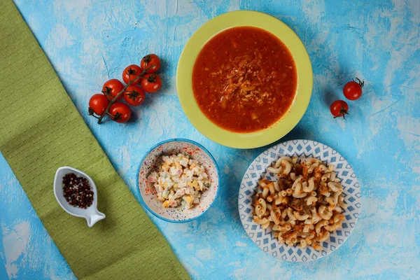 Вкусный обед содержит томатный суп, макароны с мясом и салатом . — стоковое фото