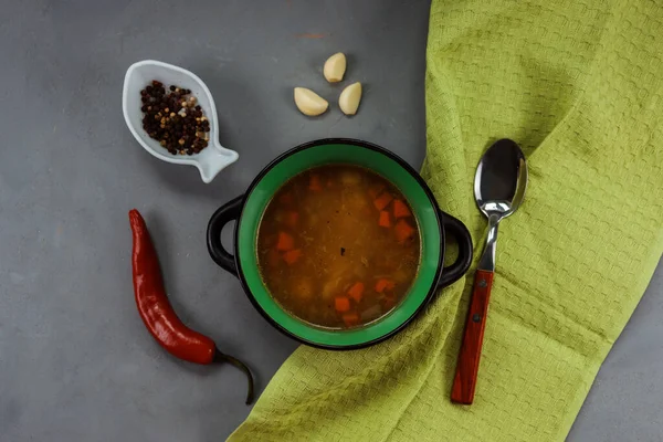 Schüssel mit köstlicher Suppe auf dem grauen Hintergrund. Mittagsmahlzeit. — Stockfoto