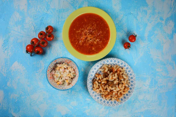 Обед из томатного супа, макарон с мясом и салатом из кукурузы и яиц . — стоковое фото