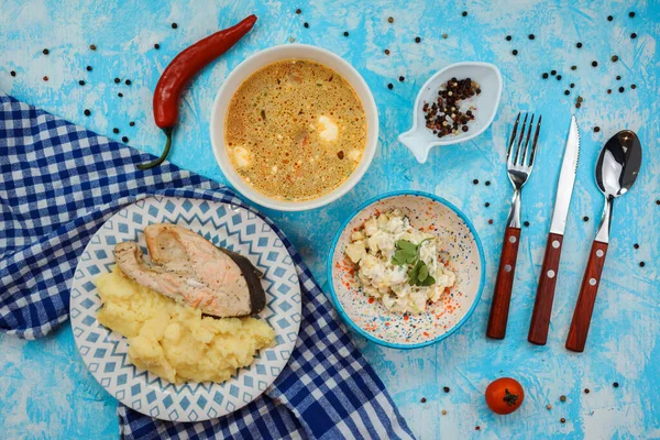 Lahodný oběd z polévky, bramborové kaše, ryb a salátu. — Stock fotografie