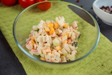 Mısır, yumurta ve mayonezli geleneksel Rus salatası.. 