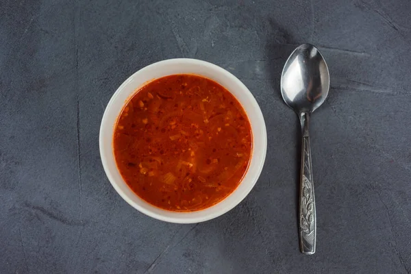 Борщ или харчо суп в белой миске на сером фоне текстуры . — стоковое фото