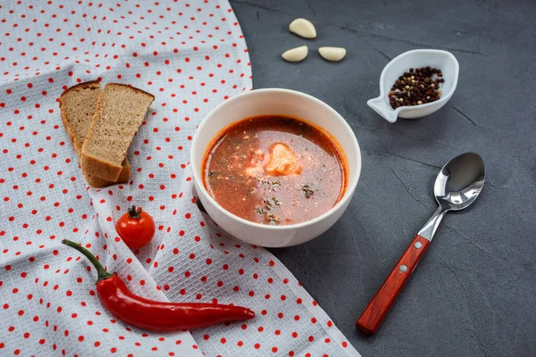 Вкусный свекольный суп, борщ или харчо на белом фоне на сером фоне . — стоковое фото